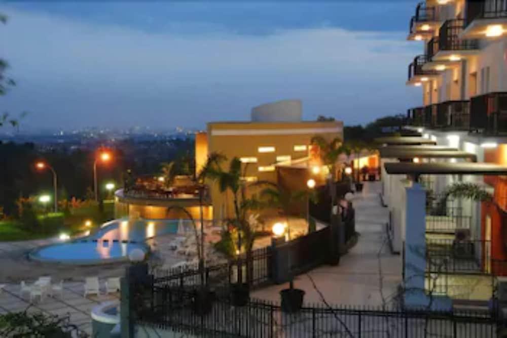 Marbella Suites Bandung Cimenyan Екстериор снимка
