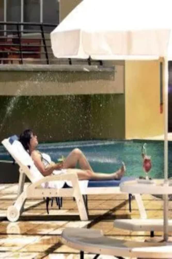 Marbella Suites Bandung Cimenyan Екстериор снимка