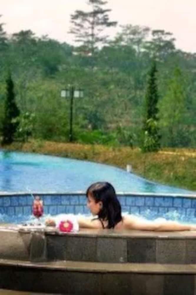 Marbella Suites Bandung Cimenyan Екстериор снимка